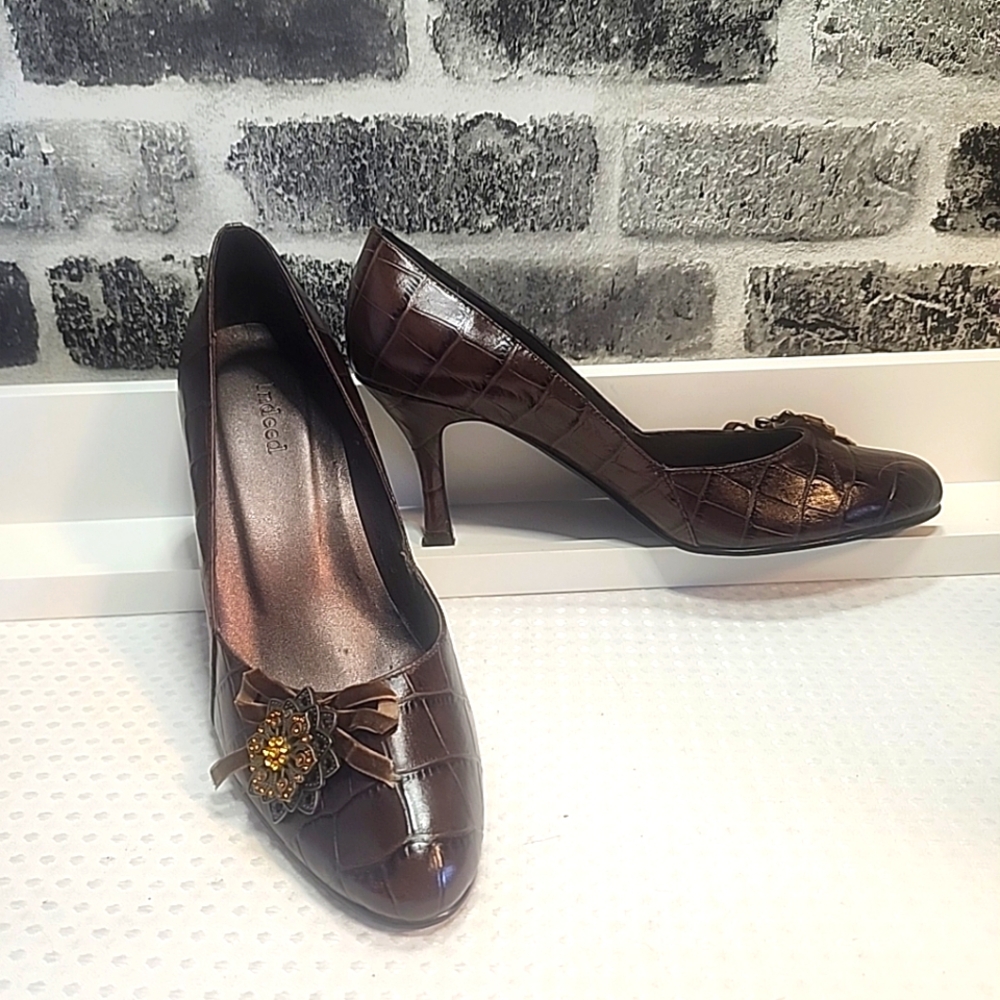 Womens Leather Croc Pattern Brown Slip On Pumps Heels SZ 9M Broach Accent Preppy